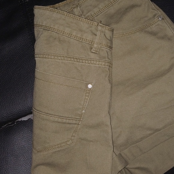 Shorts - Picture 3 of 3